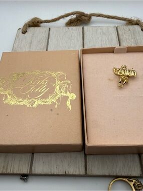 Gold-tone kirks folly 2000 angel pin with box